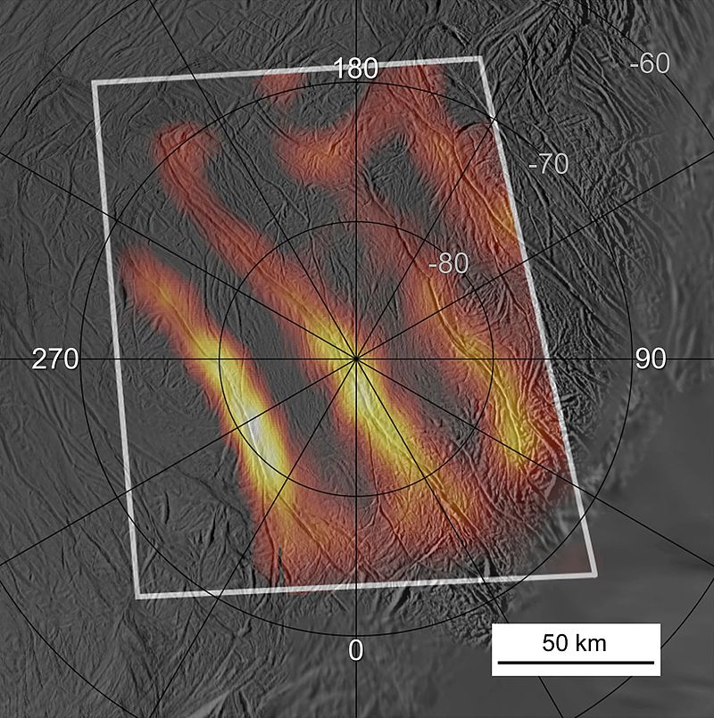 Teplotní mapa v okolí jižního pólu, kde se nachází několik teplotních anomálií v podobě tzv. tygřích pruhů. Kredit: NASA/JPL/GSFC/SwRI/SSI (volné dílo).