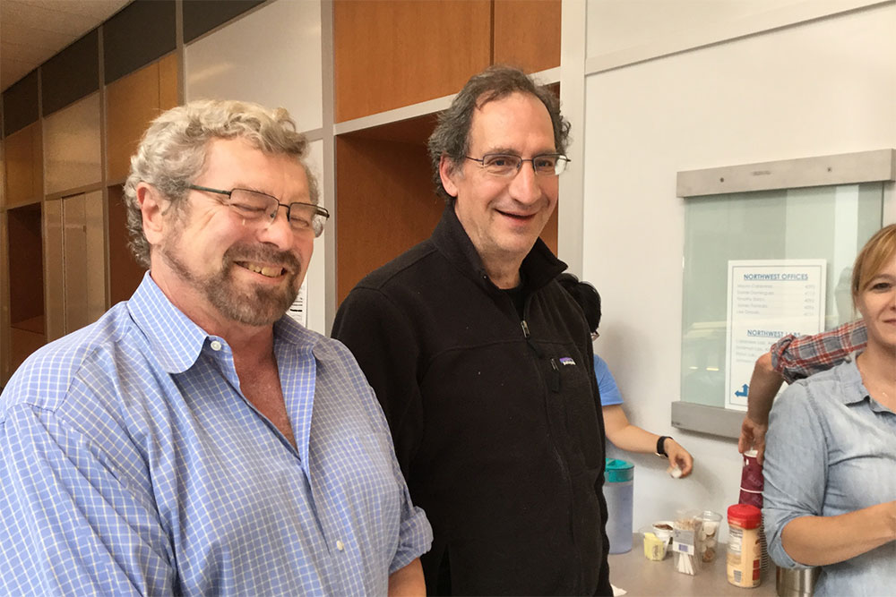 Terry Kenakin (vlevo) odborník na funkční selektivitu. Kredit: UNC School of Medicine