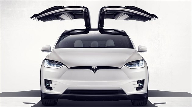 Tesla Model X. Z nuly na stovkou za něco málo přes tři sekundy. Na to, že jde o SUV, to je start přímo raketový.