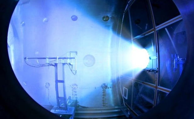 Test motoru VASIMR typu VX-200 v červnu 2012 (zdroj NASA).