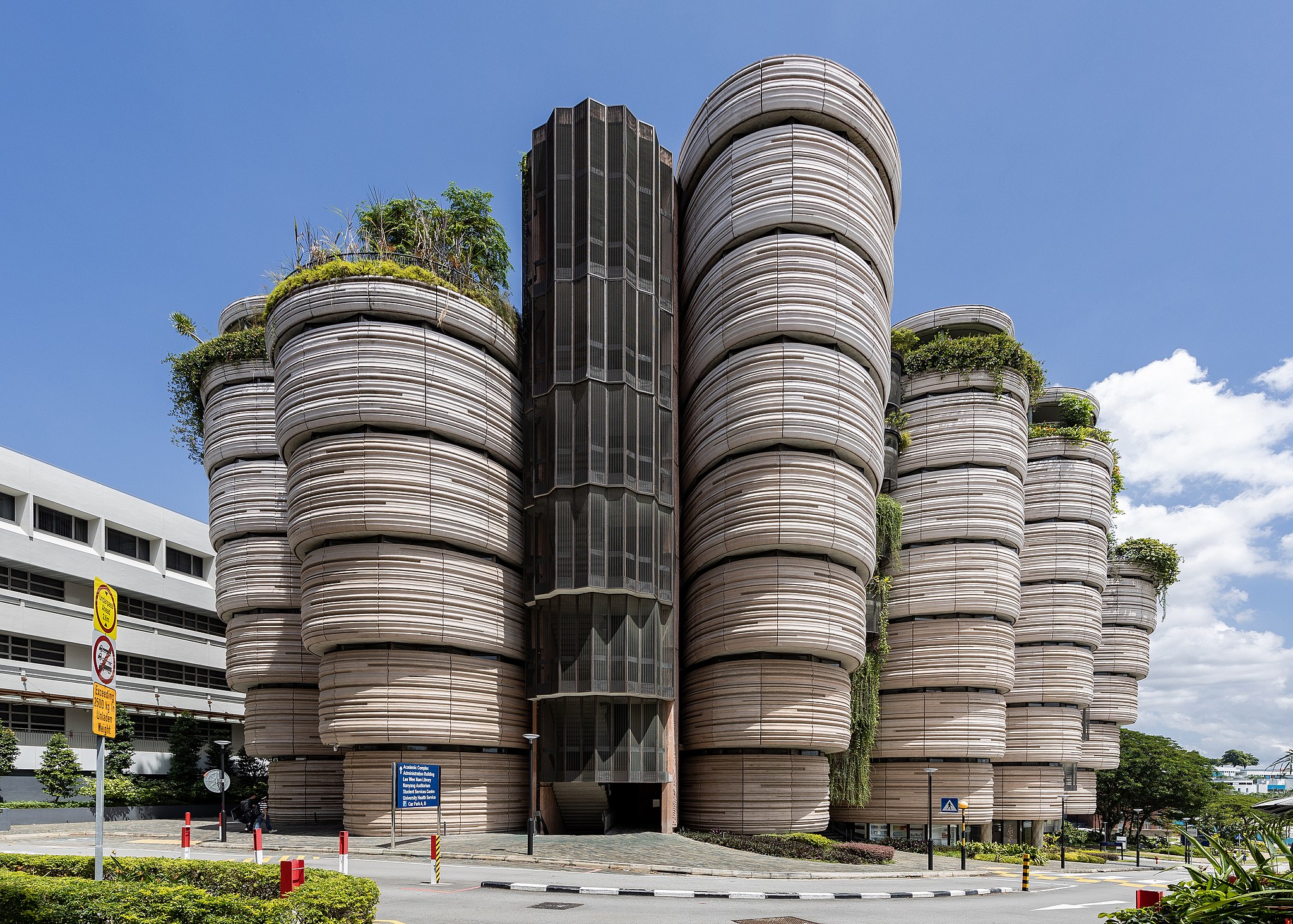 Budova známá jako Úl (The Hive), jedna z několika architektonických skvostů singapurské Technické university v Nanyangu (Nanyang Technological University, Singapore). Universita patří k světové špičce, její hlavní kampus se rozkládá na ploše 200 hekt