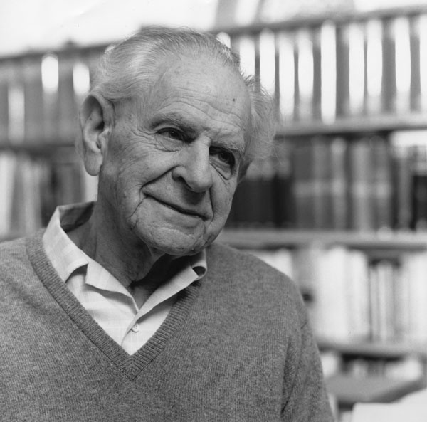 Karl Popper roku 1990. Kredit: Wikimedia Commons.