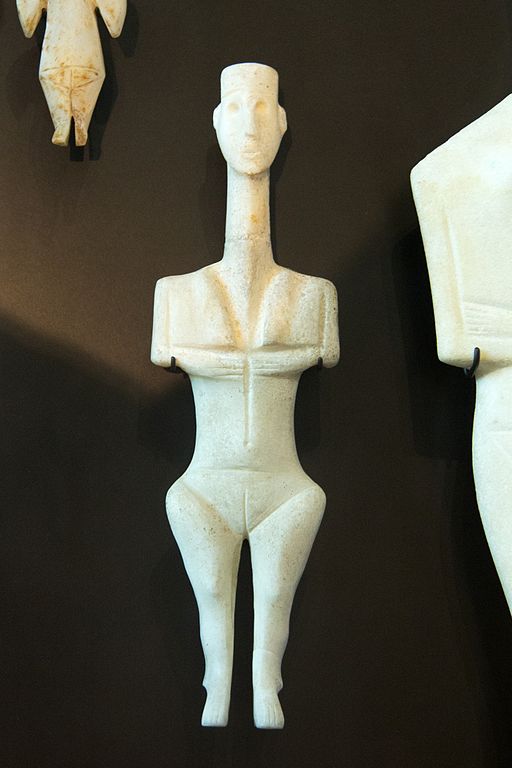 Kykladský idol z Délu, 3000–2700 před n. l., dnes v Berlíně. Kredit: Wikimedia Commons .