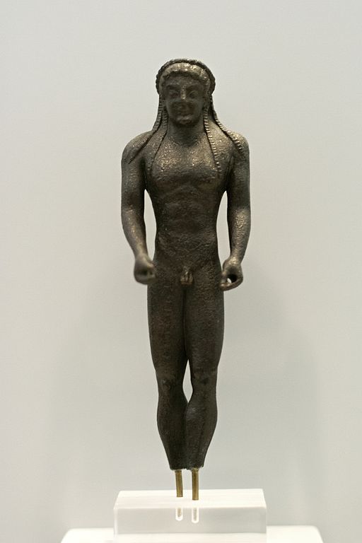 Apollón, v rukou držel luk a obětní misku, 510 před n. l. Kredit: Wikimedia Commons.