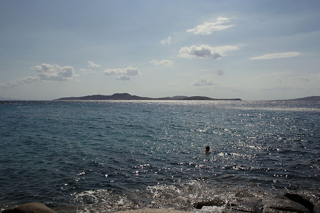 Posvátný ostrov Délos z Mykonu. Kredit: Wikimedia Commons.