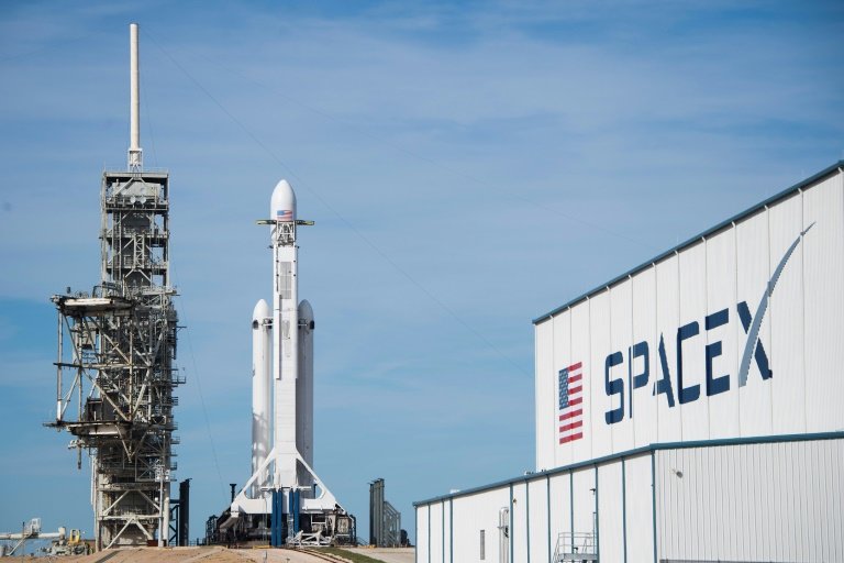Falcon Heavy v Kennedyho vesmírném centru na Floridě těsně před startem.