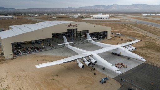 Stratolaunch  na rovince před montážní dílnou v Mohavské poušti v Kalifornii.