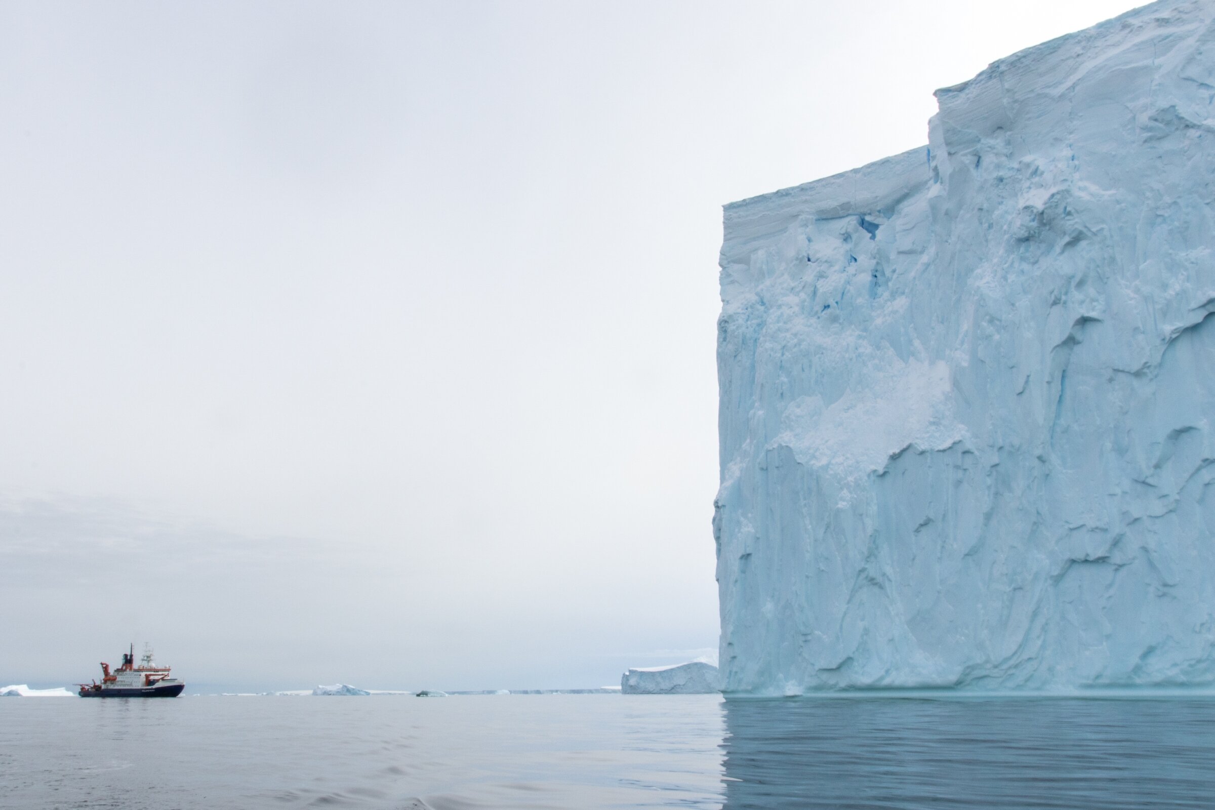 RV Polarstern („Polárka“) je německý výzkumný ledoborec, jehož vlastníkem je Institut Alfreda Wegenera pro polární a mořský výzkum (AWI). Z jeho paluby v Amundsenově moři vrtulník startoval. Kredit: Alfred-Wegener-Institut / Thomas Ronge.  