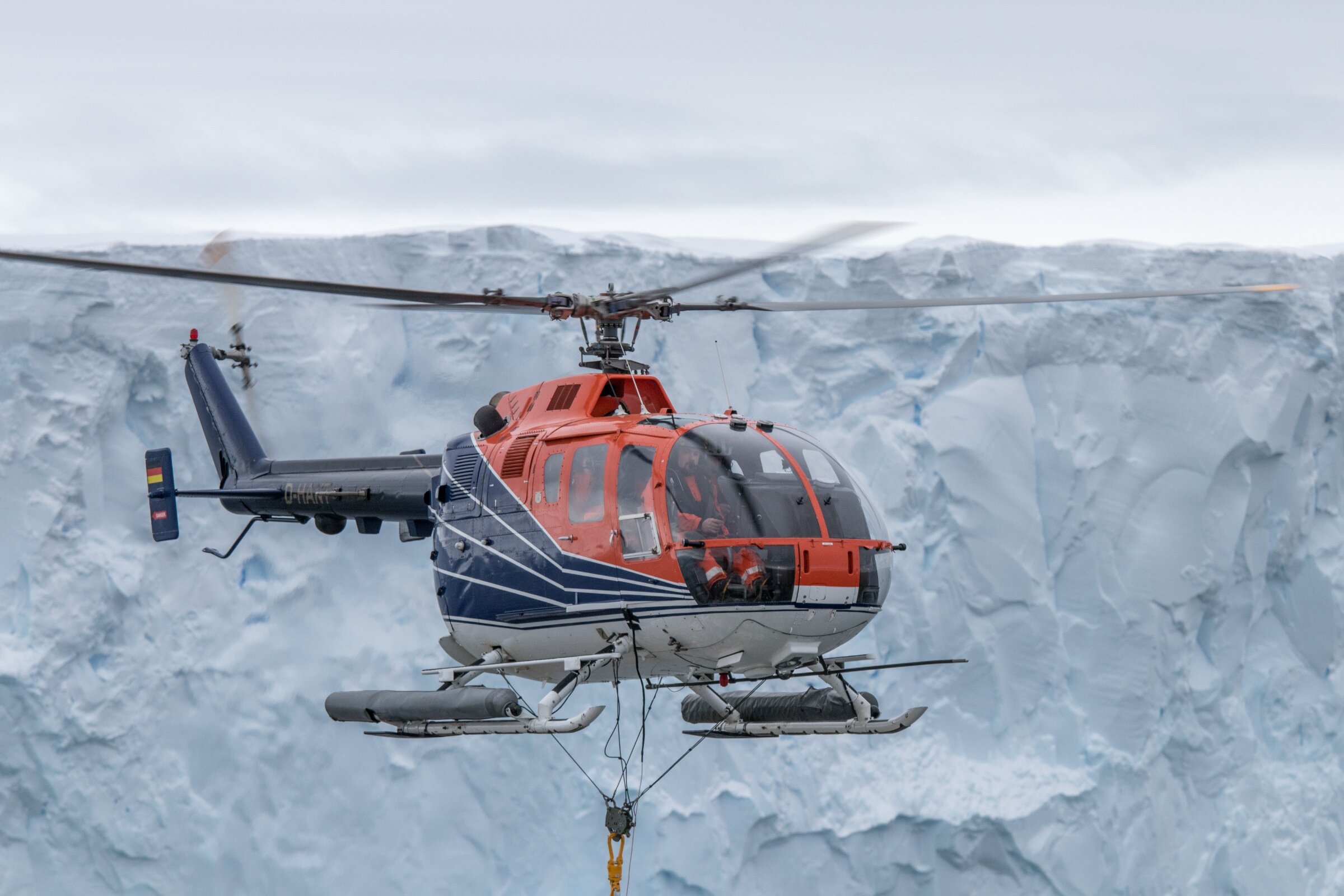 Geofyzikální měření magnetometrem taženým palubní helikoptérou RV Polarstern. Kredit: Alfred-Wegener-Institut / Thomas Ronge.