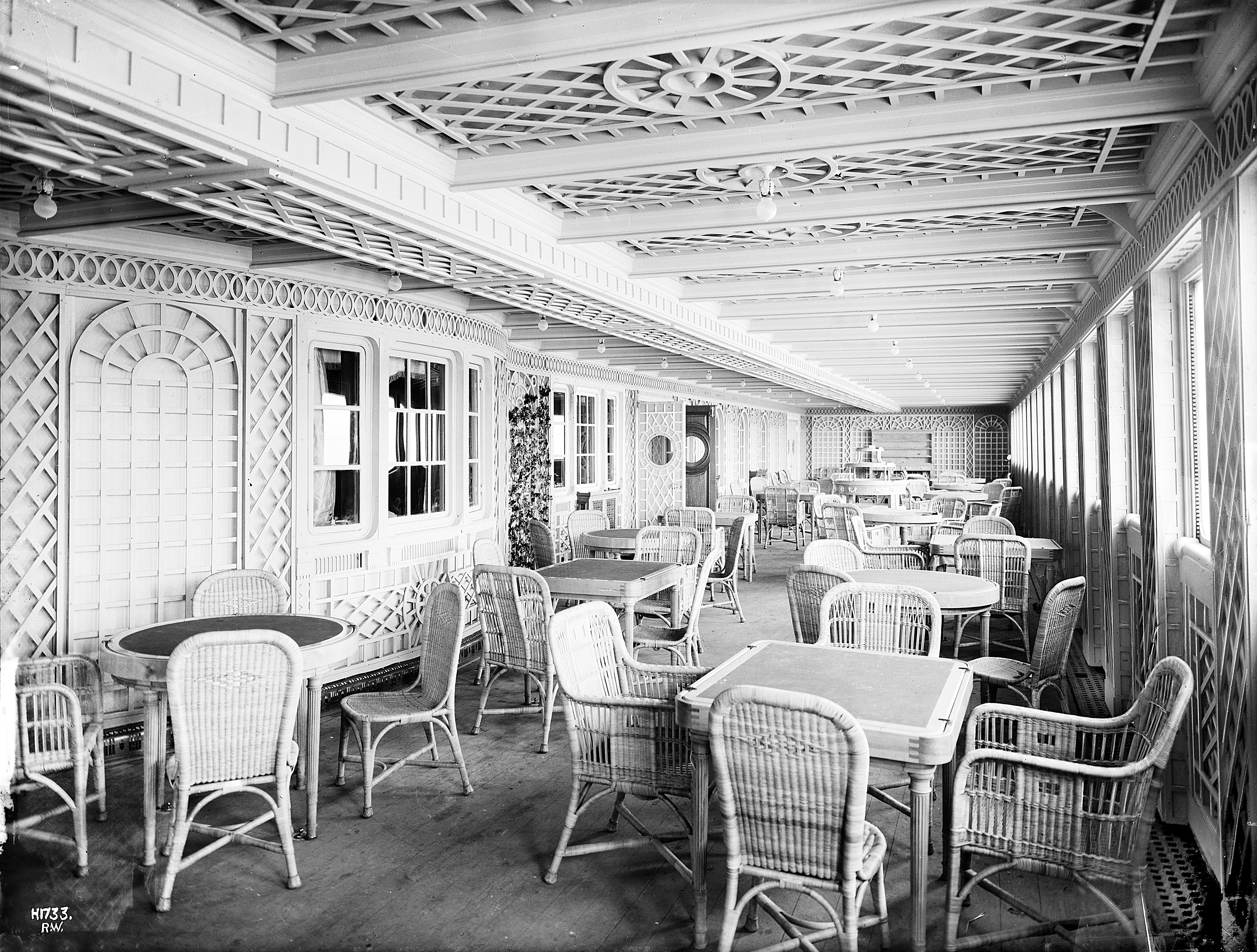 Le Café Parisien, Pařížská kavárna. Foto: Robert Welch. Volné dílo.