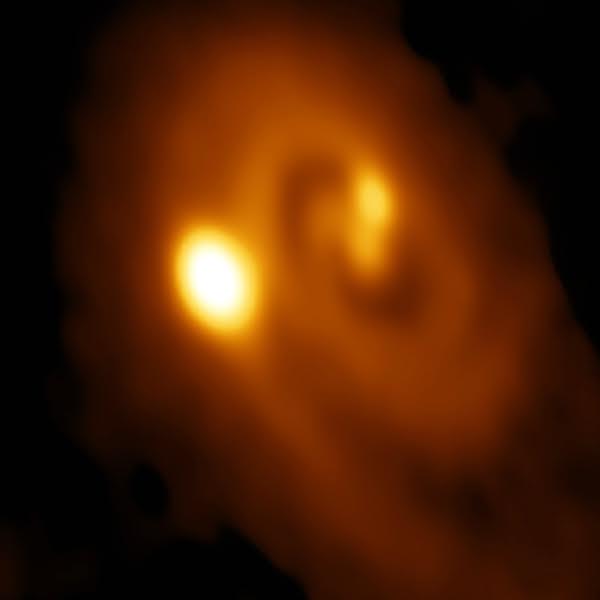 Trojhvězda z mračna v souhvězdí Persea. Kredit: Bill Saxton, ALMA (ESO/NAOJ/NRAO), NRAO/AUI/NSF.