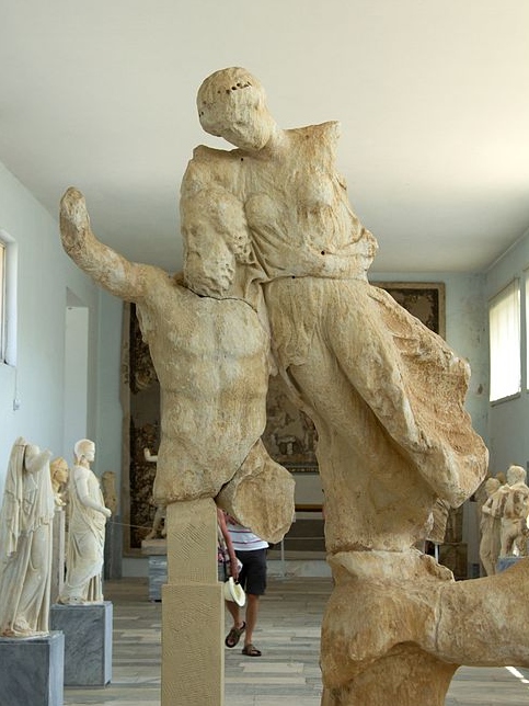 Boreás unáší princeznu Oreithyji. Zobrazení je ale až z doby klasické, 421 až 417 před n. l. Archeologické muzeum na Délu. Kredit: Zde, Wikimedia Commons.