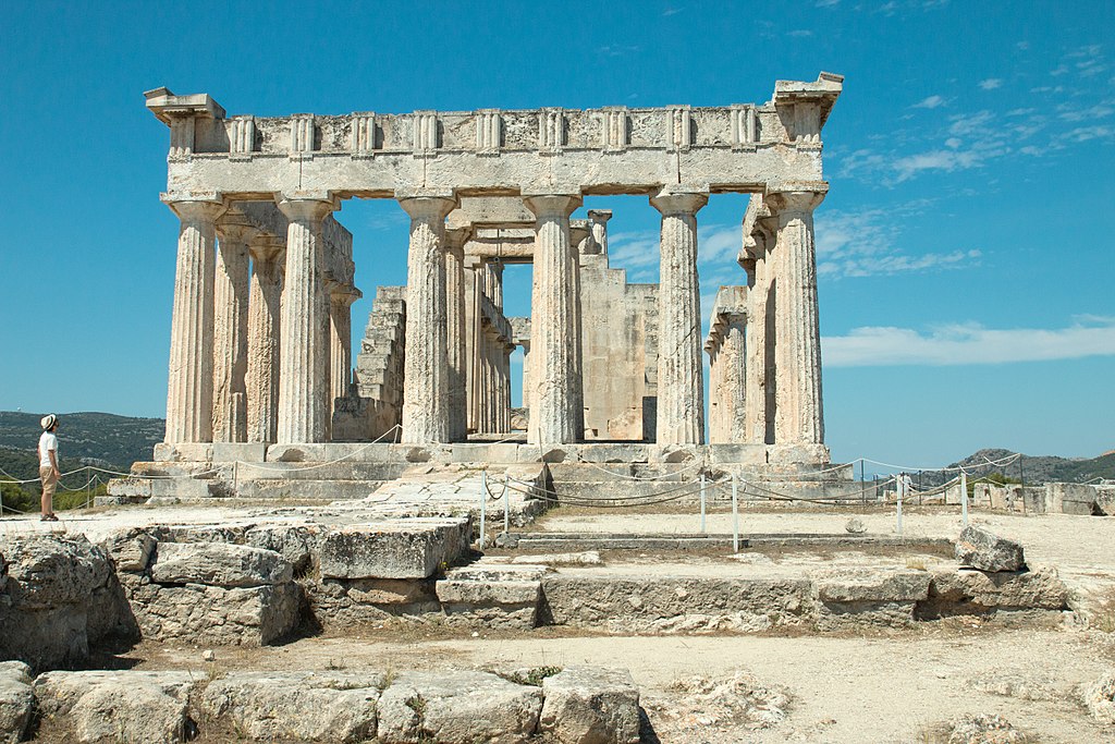 Chrám Afaie na ostrově Aigina (Aegina, Ejina) má s iónskými trojčaty společnou jenom dobu: Byl postaven na konci řecké archaické doby kolem roku 490 na místě staršího chrámu z doby kolem 600 před n. l. Kredit: Zde, Wikimedia Commons.