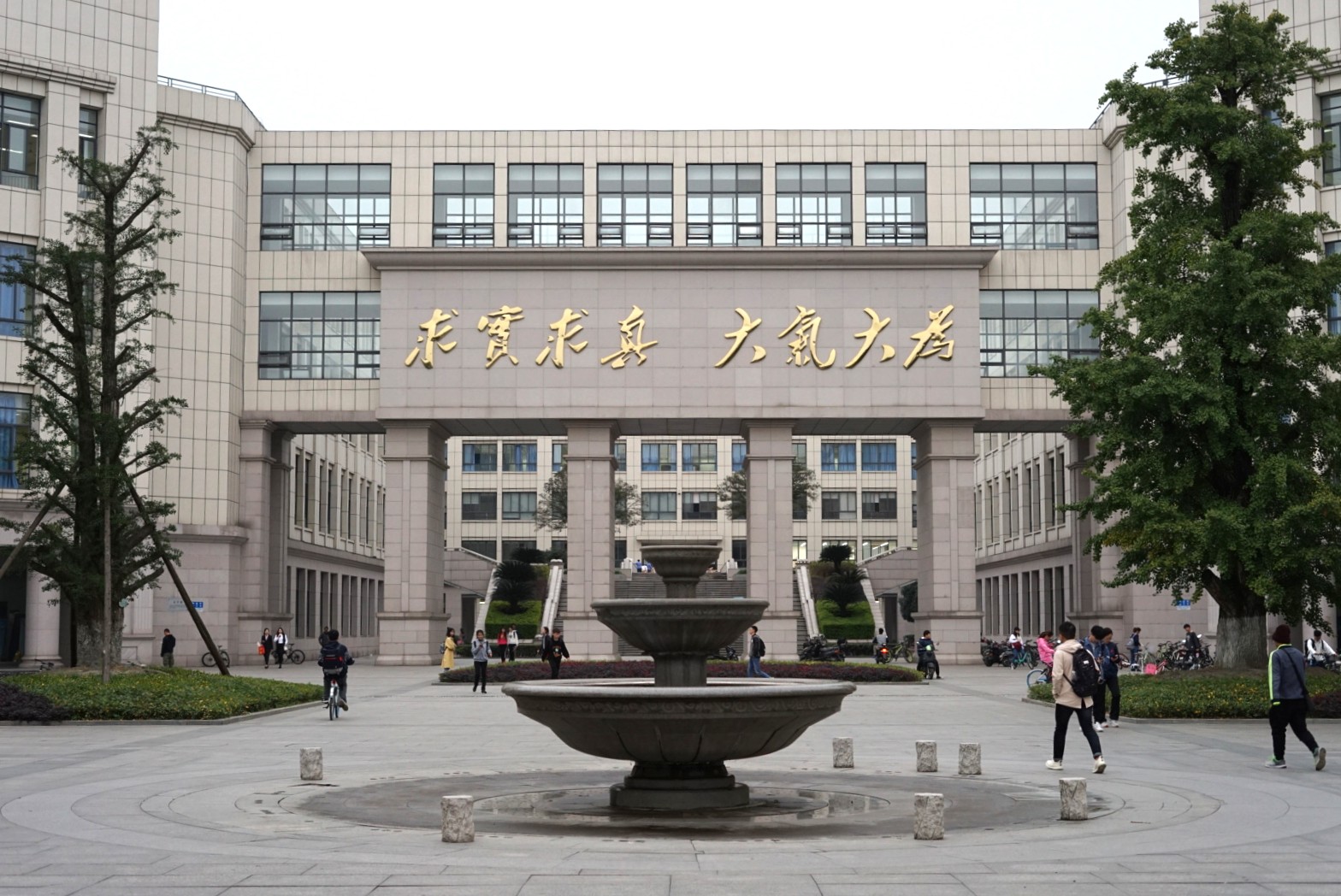 Vstupní prostor hlavní budovy kampusu v okresu Gingshuihe Univerzity elektronických věd a technologií v Číně. Univerzita, která má 3 kampusy, se rozkládá na ploše více asi 17 kilometrů čtverečných. Kredit: LimSoo-jung - ??????CC BY-SA