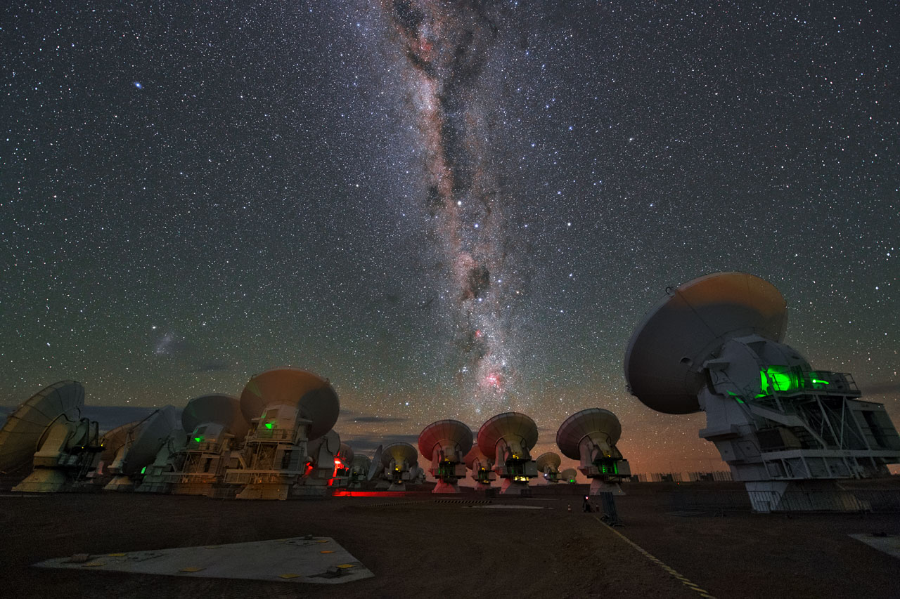Soustava radioteleskopů ALMA. Kredit: ESO/Y. Beletsky.