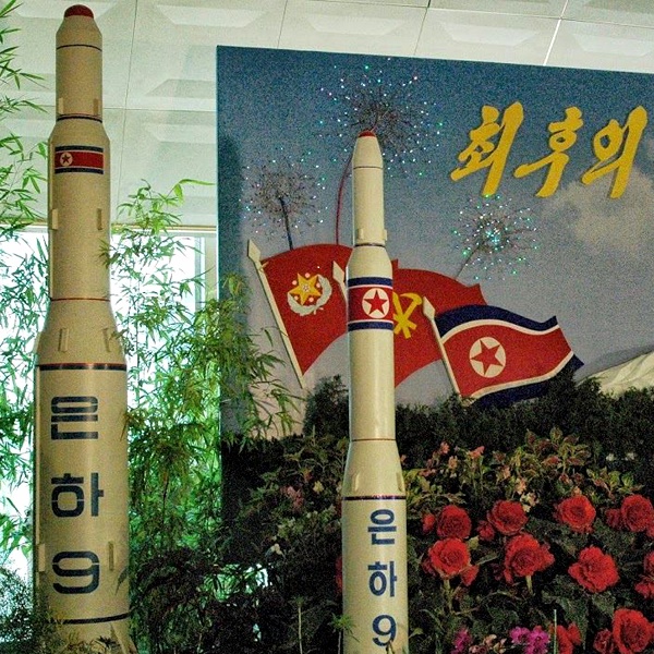 JadernĂ˝ pozdrav ze SevernĂ­ Koreje. Kredit: Steve Herman / VOA, Wikimedia Commons.
