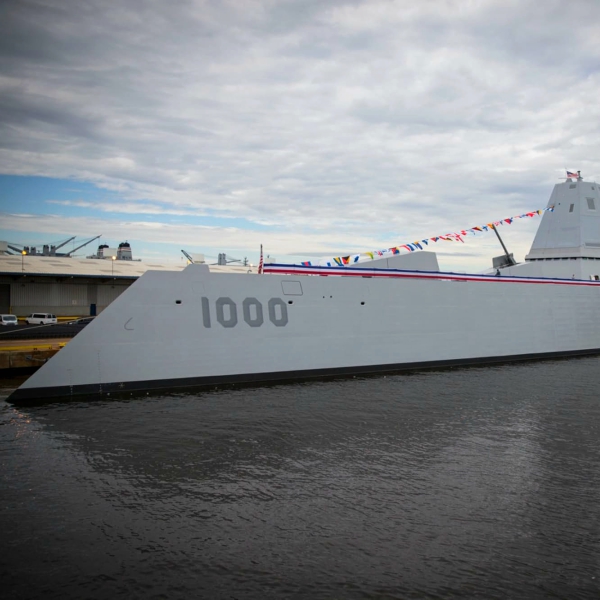 USS Zumwalt vÂ plnĂ© parĂˇdÄ›. Kredit: US Navy.