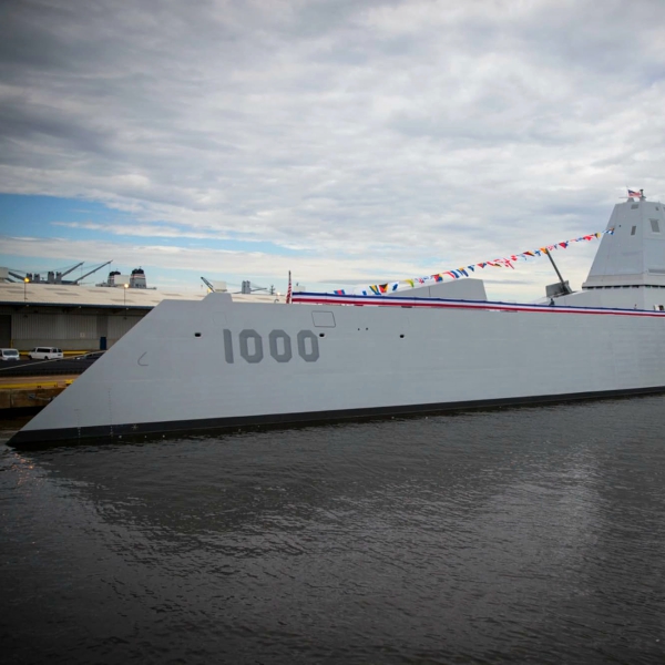 USS Zumwalt vÂ plnĂ© parĂˇdÄ›. Kredit: US Navy.