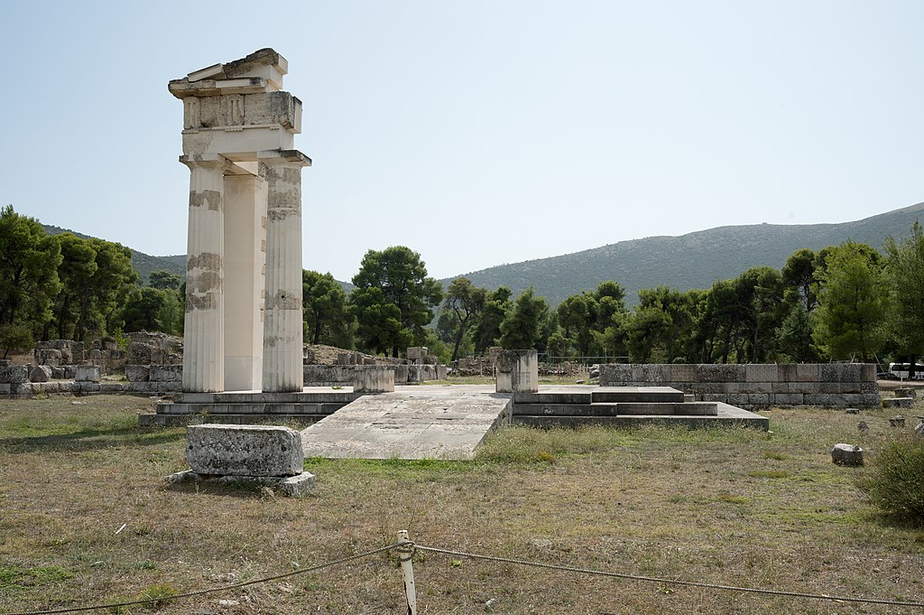 Popis: Hestiatorium v Epidauru, prostor společného jídla. Kredit: Zde, Wikimedia Commons.