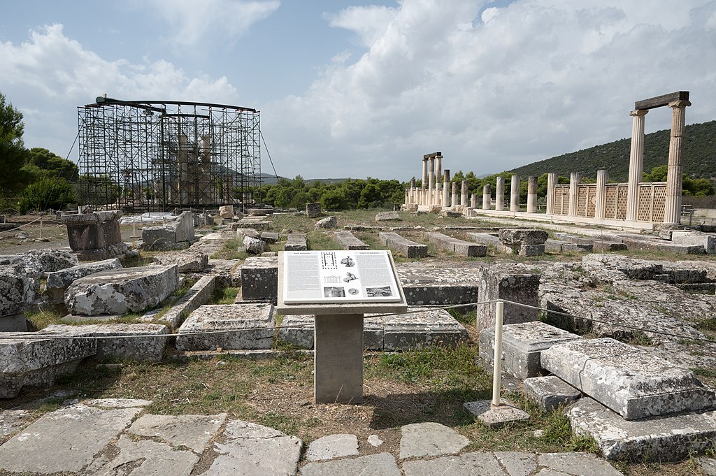 Asklépiův chrám v Epidauru, 380-370 před n. l. V pozadí vlevo je posvátný tholos v rekonstrukci, vpravo abaton, tedy prostor léčby, zvláště spánkové (enkoimotérion). Asklépiova lázeň je 15 až 20 m vpravo od fotografa (v ose abatonu), knihovna dalších