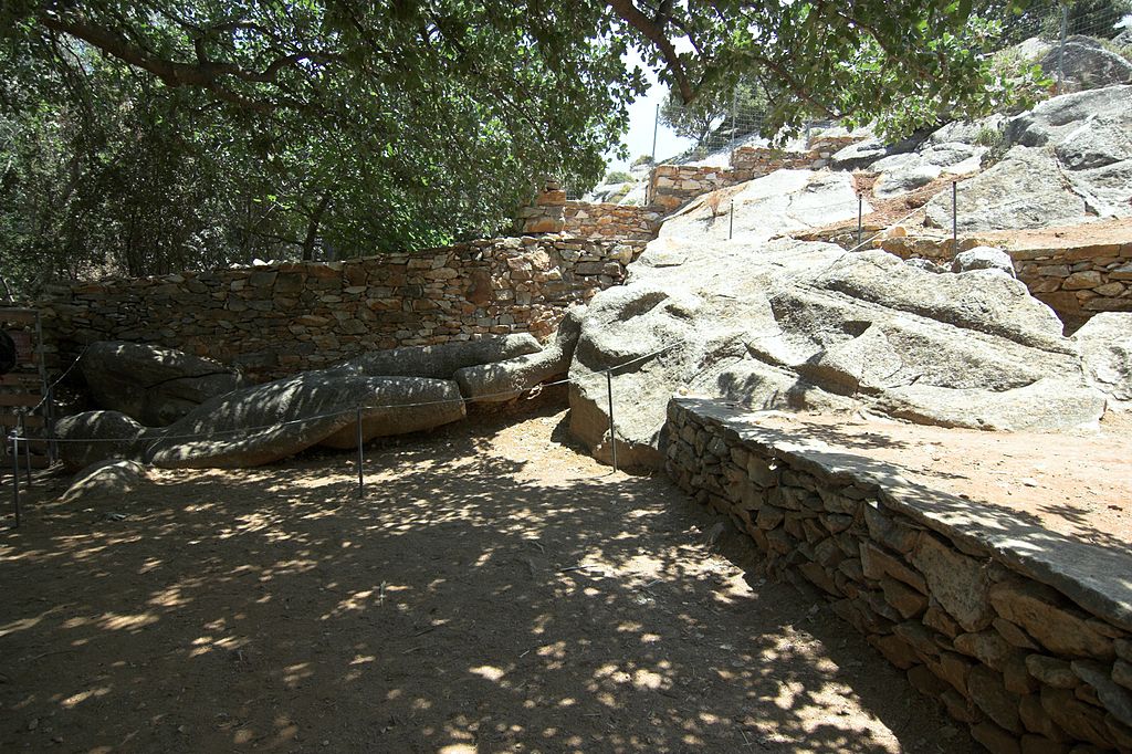 Kúros ve Fleriu na Naxu z 6. století před n. l. a antický mramorový lom. Kredit: Zde, Wikimedia Commons. Licence CC 4.0.