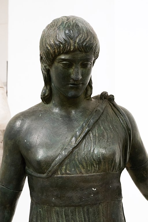 Spartská dívka ve sportovním, před r. 450 př. n. l. Odlitek originálu z Vatikánských muzeí. Galerie antického umění v Hostinném. Kredit: Zde, Wikimedia Commons.