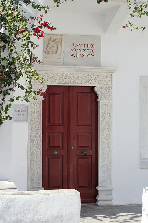 Vchod do Egejského námořního muzea na Mykonu. Kredit: Zde, Wikimedia Commons.