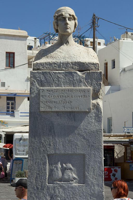 Pomník Madó Mavrogenús na „jejím“ náměstí, Chóra Mykonu, stav roku 2013. Kredit: Zde, Wikimedia Commons.