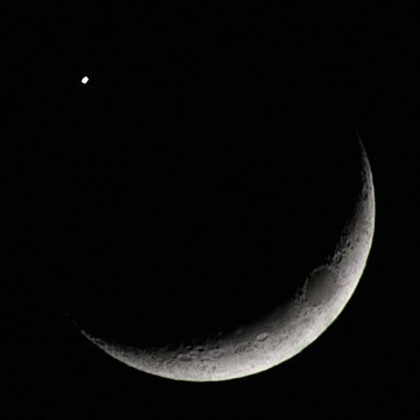 Měsíc a Venuše 18. 1. 2007. Tato konfigurace kupodivu nevznikla díky tomu, že fotka je ze Spojených arabských emirátů. Kredit: Kaippally, Wikimedia Commons .