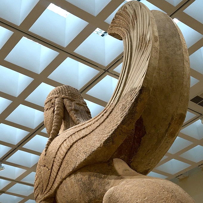 Ke Kroisovi se osud obrátil zády. Sfinga z Naxu, mramor, 570-560 před n. l. Archeologické muzeum v Delfách. Kredit: Zde, Wikimedia Commons. Licence CC 4.0.