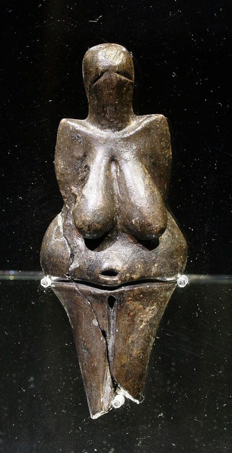 Věstonická venuše na výstavě Lovci mamutů v Národním muzeu v Praze  2007. Kredit: Petr Novák, Wikipedia