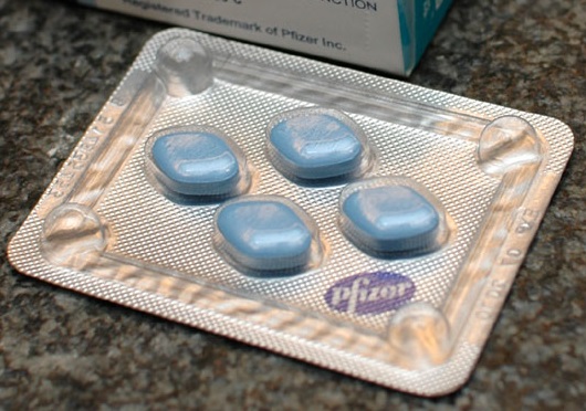 ModrĂˇ viagra pro muĹľe, vlastnĂ­m jmĂ©nem sidenafil, muĹľĹŻm sex vylepĹˇuje uĹľ od roku 1998.  (Kredit: Wikipedia)