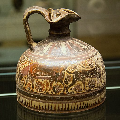 Korintská oinochoé (džbán na víno), konec 7. století před n. l. Národní muzeum v Praze, NM-H10 4794, nevystavuje se. Kredit: Zde, Wikimedia Commons.