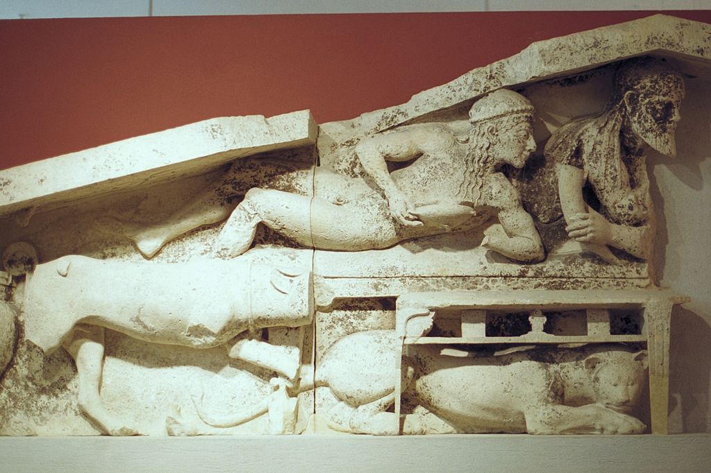 Dionýsos poklidně popíjí (není úplně jasné, který z nich to je). Archeologické muzeum na Korfu (Kerkyra). Kredit: Zde, Wikimedia Commons.