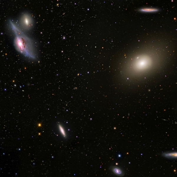 Střed kupy galaxií v Panně: Kredit: NASA/ESA/ESO/NAOJ/G. Paglioli; R. Colombari/G. Paglioli.