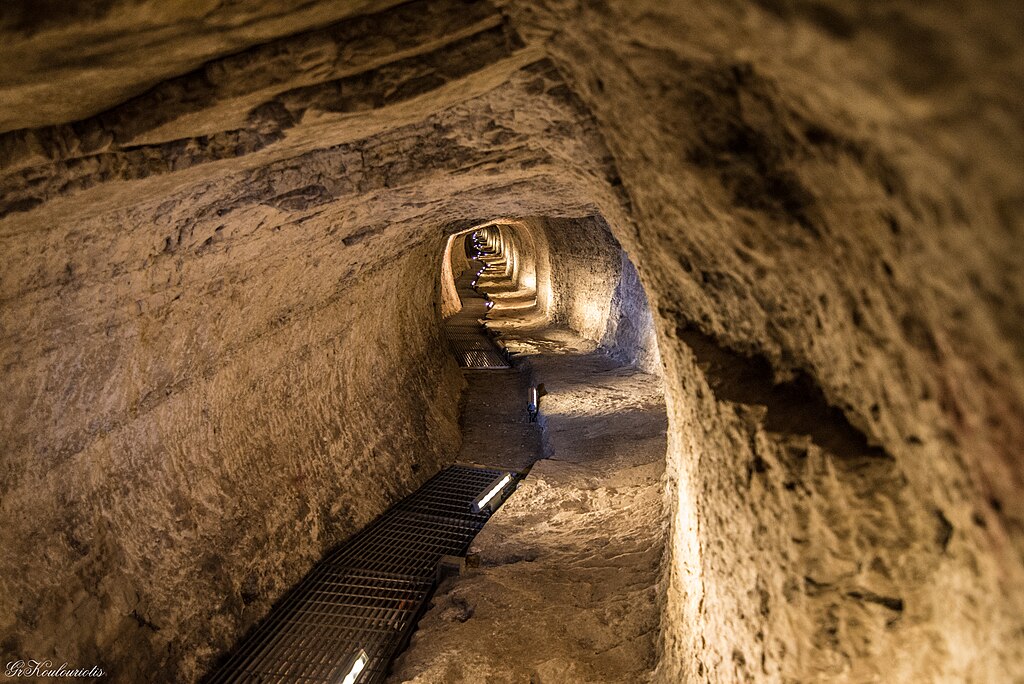 Eupalinův tunel na ostrově Samos. Kredit: GrigorisKoulouriotis, Wikimedia Commons. Licence CC 4.0.