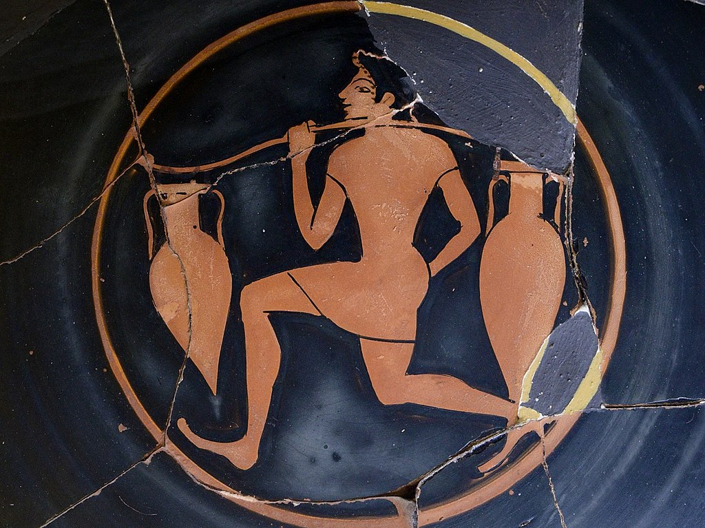 Mladík („vinný chlapec“) nese dvě amfory. Červenofigurová malba na kylixu, 510 před n. l. Muzeum Staré agory v Athénách. Kredit: Zde, Wikimedia Commons. Licence CC 4.0.