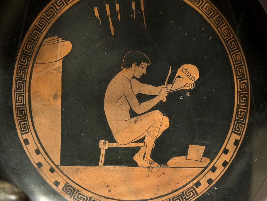 Mladý zbrojíř při práci. Atický červenofigurový kylix, 480 před n. l. Ashmolean Museum, Oxford. Kredit: Zde, Wikimedia Commons. Licence CC 4.0.