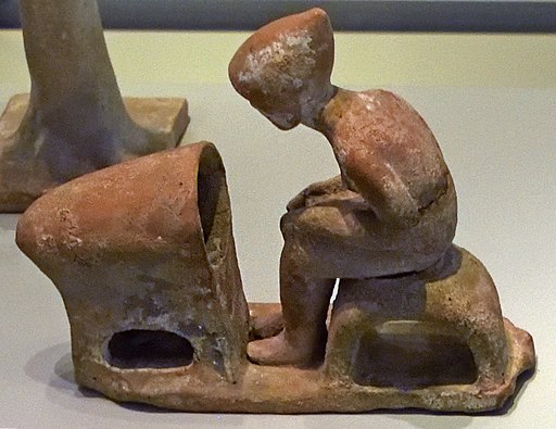 Žena u malé pekařské pece. Drobná terakota, 5. století před n. l. Altes Museum Berlin. Kredit: Dosseman, Wikimedia Commons. Licence CC 4.0.