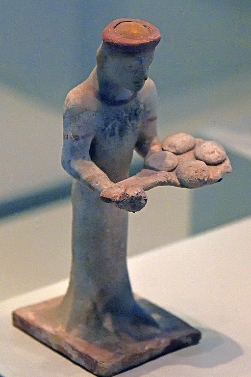 Pekařka přenáší chleby. Drobná terakota z Tanagry, 6. století před n. l. Altes Museum Berlin. Kredit: Dosseman, Wikimedia Commons. Licence CC 4.0.
