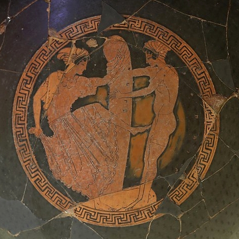 Ženy u obřího falu, 480 před n. l. Museo nazionale etrusco di Villa Giulia, Rome (ale malba na picí misce je řecká). Kredit: Sailko, Wikimedia Commons.