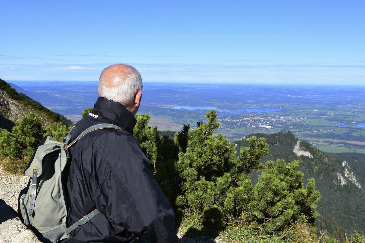 Máloktorý senior má také šťastie, aby aj na staré kolená zvládol výlety po horách. (Zdroj Pixabay, Kredit: free)