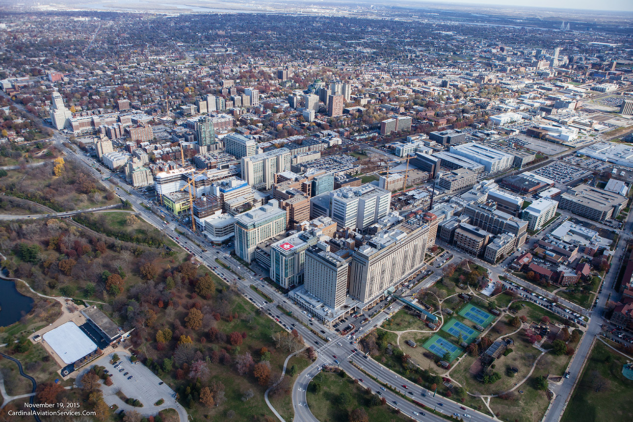 Washington University School of Medicine, mateĹ™skĂ© pracoviĹˇtÄ› F. Guliaka je souÄŤĂˇstĂ­ centra zdravotnickĂ˝ch institucĂ­ a v mÄ›stÄ› St. Louis zabĂ­rĂˇ celou oblast metropole v popĹ™edĂ­. (Kredit: WUSM)