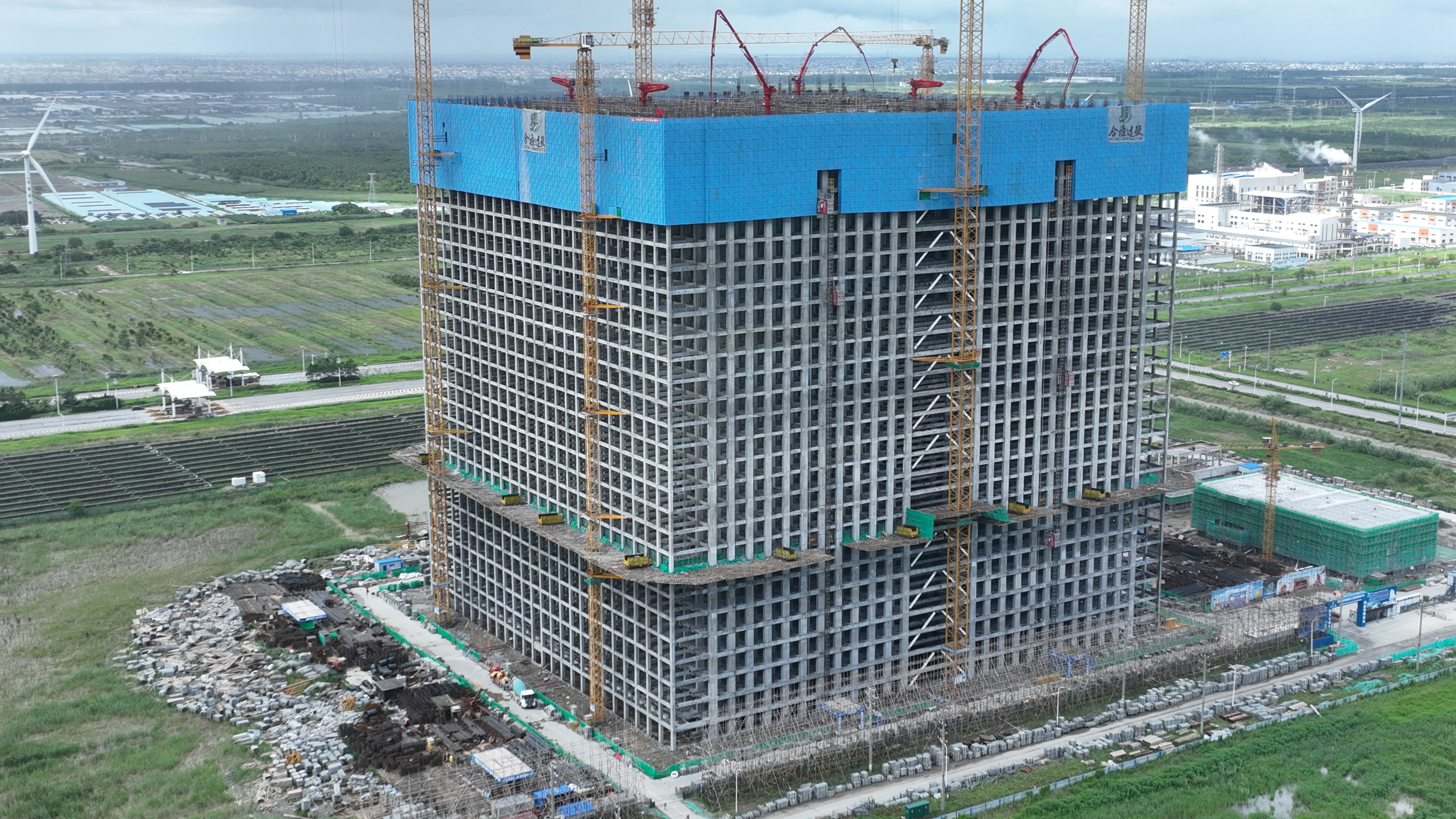 Stavba gravitační baterie EVx v Rudongu u Šanghaje. Kredit: BusinessWire/Energy Vault.