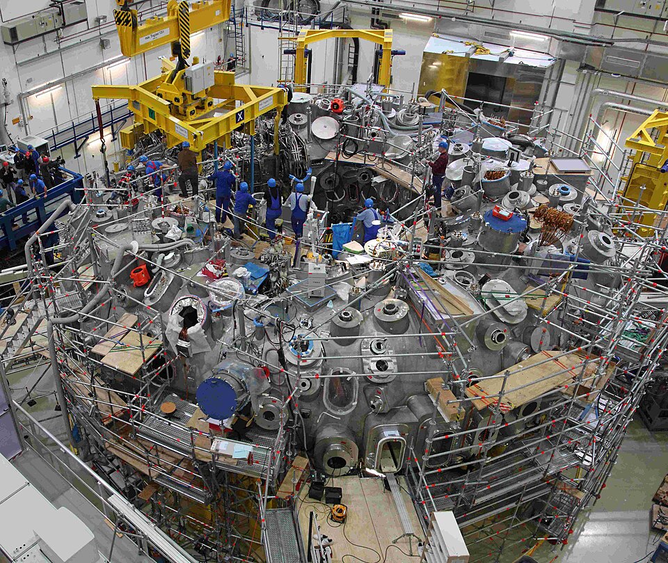 Stellarator Wendelstein 7-X (2011). Kredit: Max-Planck-Institut für Plasmaphysik, Tino Schulz, Wikimedia Commons, CC BY-SA 4.0.