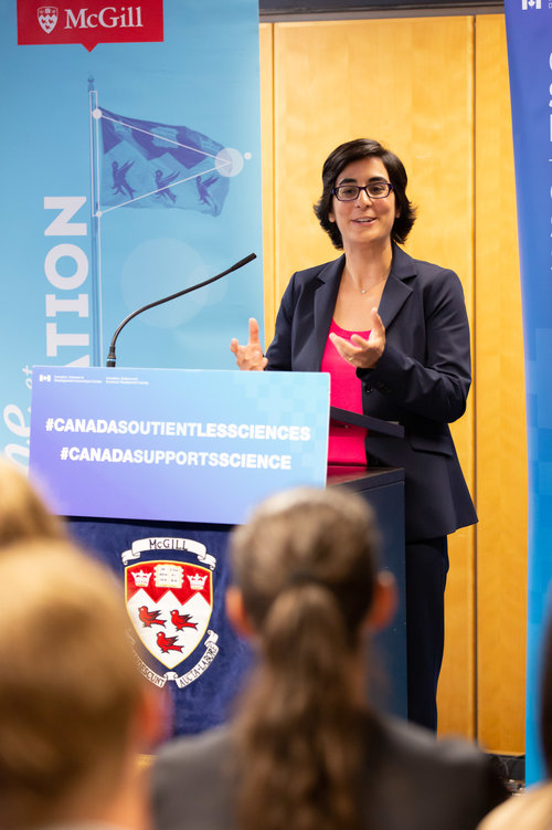 Nathalie Tufenkji s titulem z Yale je profesorkou a vedoucí vědeckou pracovnicí na McGill University. Nedávno vzbudila pozornost svými články v těch nejprestižnějších časopisech o objevu, jak látka obsažená v brusinkách zvyšuje účinek antibiotik. Nyn