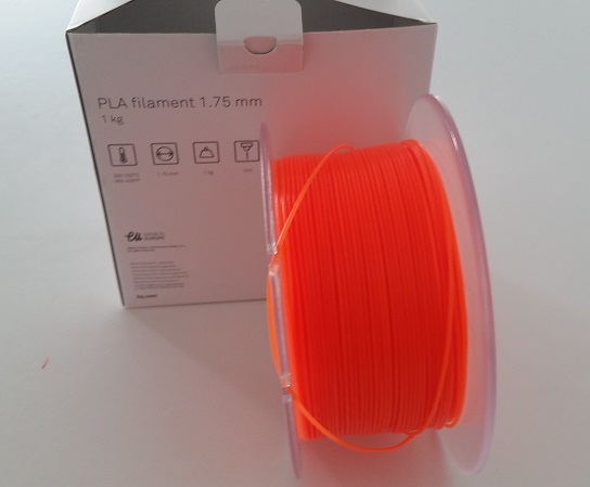 Ukázka PLA filament. Laktidové filamenty i ty v textiliích, mají lepší odolnost proti slunečnímu záření než mnohé z široce používaných polyesterů. V běžném prostředí PLA plně biologicky odbouratelné nejsou. Zahrádkářský kompost, zakopání v zemi ani v