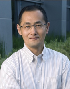 Shinya Yamanaka, školitel Saitoua, průkopník na poli regenerativní medicíny a proměny kožních buněk v univerzální „surovinu pro výrobu“ indukovaných pluripotentních buněk využitelných k náhradě poškozených tkání. Kredit: ICEMS.