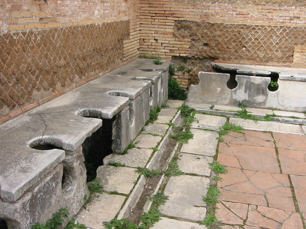 Římské veřejné toalety, Ostia Antica. Kredit: Wikipedia, Veřejná doména.