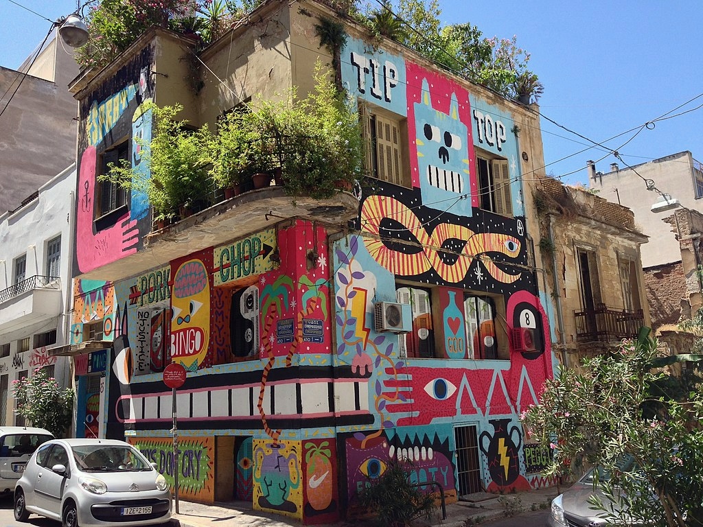 Tato střešní zahrada na rohu Epikúrovy ulice v Athénách je daleko od dávné Epikúrovy zahrady, totiž ve čtvrti Psiri, nedaleko vykřičené čtvrti. Kredit: Dimitris Kamaras, Wikimedia Commons. Licence CC 2.0.